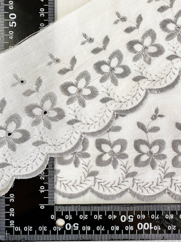 5m LEFT: Vintage? Cotton Trim w/ Woven Pale Grey Scalloping & Flowers 70mm Wide