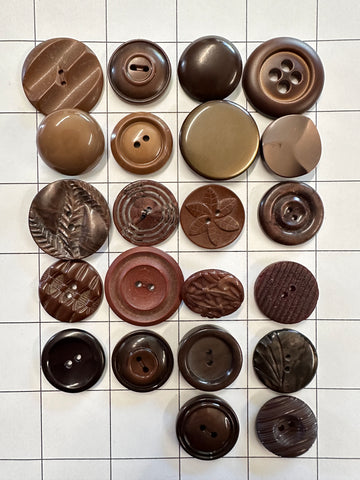 20 x MEDIUM BROWN BUTTONS: Bulk Curated Vintage Modern 20mm-29mm Mixed Shades Sizes Materials