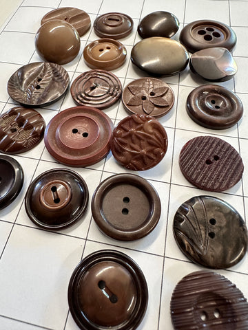 20 x MEDIUM BROWN BUTTONS: Bulk Curated Vintage Modern 20mm-29mm Mixed Shades Sizes Materials