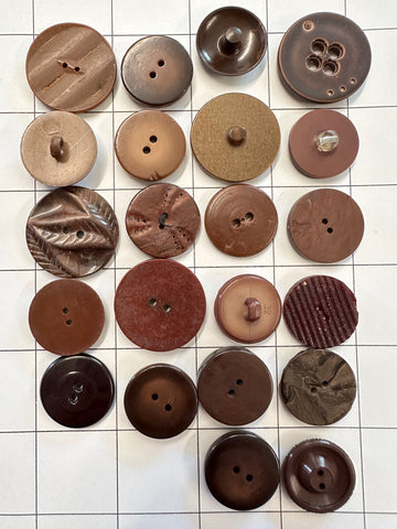 20 x MEDIUM BROWN BUTTONS: Bulk Curated Vintage Modern 20mm-29mm Mixed Shades Sizes Materials