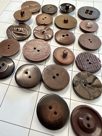 20 x MEDIUM BROWN BUTTONS: Bulk Curated Vintage Modern 20mm-29mm Mixed Shades Sizes Materials