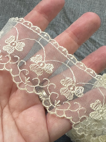 Vintage Cream/Pale Yellow Lace Trim Mid-Century Intricate 4.3cm Wide