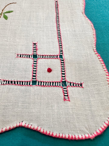 Vintage Hand Worked Appliquéd Embroidered Centrepiece Doily Divine Berries Leaves 43cm x 28cm