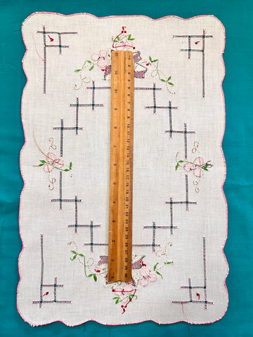 Vintage Hand Worked Appliquéd Embroidered Centrepiece Doily Divine Berries Leaves 43cm x 28cm