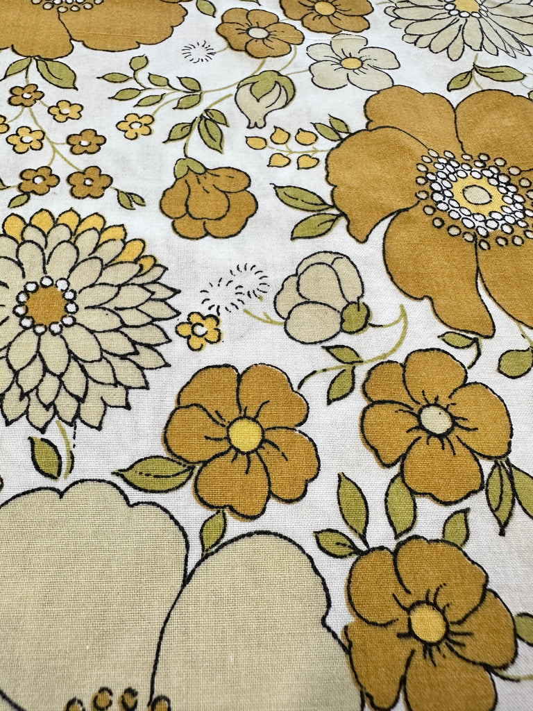 FAT QUARTER Vintage Fabric 1970s Sheridan? Cotton Blend Sheeting Retro Flowers on White 50cm x 50cm