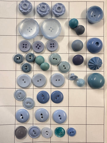 40 x SMALL-MEDIUM BLUE BUTTONS: Bulk Vintage Modern Pale Sky Blue