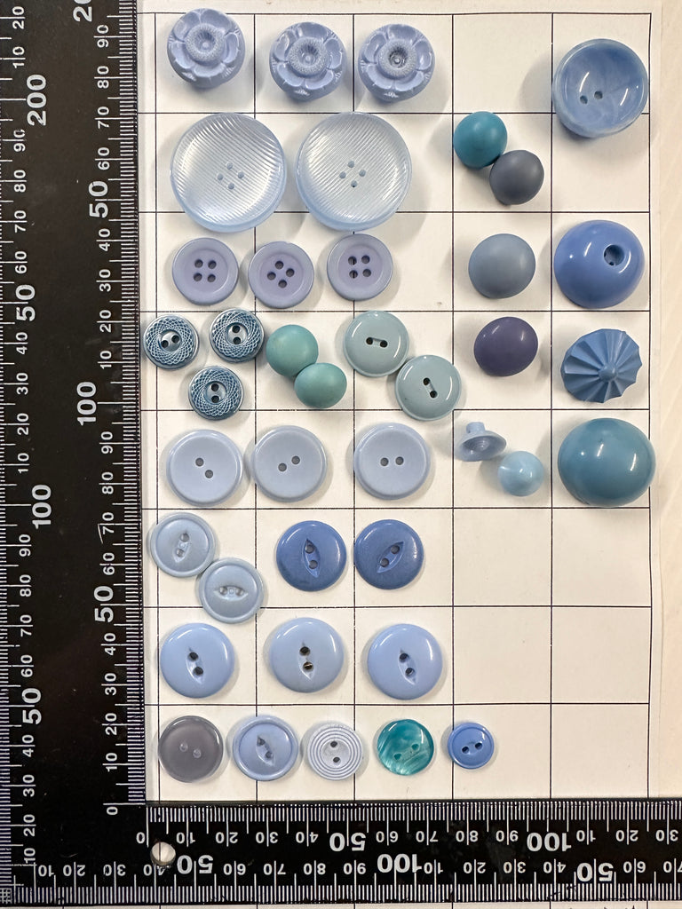 40 x SMALL-MEDIUM BLUE BUTTONS: Bulk Vintage Modern Pale Sky Blue