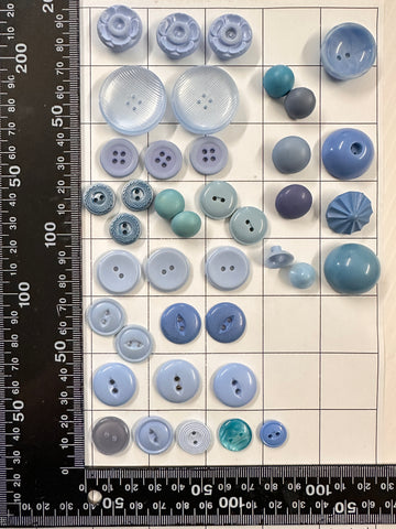40 x SMALL-MEDIUM BLUE BUTTONS: Bulk Vintage Modern Pale Sky Blue