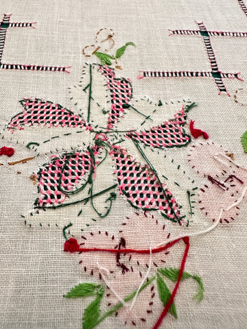 Vintage Hand Worked Appliquéd Embroidered Centrepiece Doily Divine Berries Leaves 43cm x 28cm