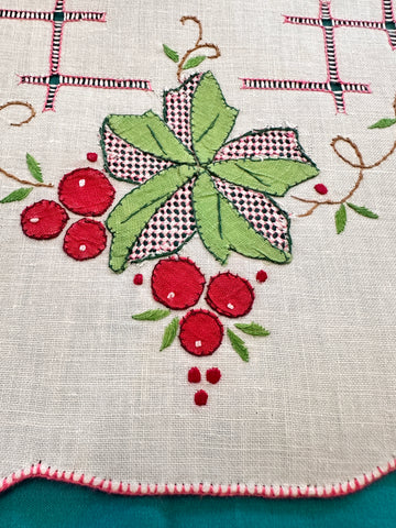 Vintage Hand Worked Appliquéd Embroidered Centrepiece Doily Divine Berries Leaves 43cm x 28cm