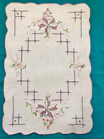 Vintage Hand Worked Appliquéd Embroidered Centrepiece Doily Divine Berries Leaves 43cm x 28cm