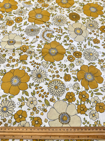 FAT QUARTER Vintage Fabric 1970s Sheridan? Cotton Blend Sheeting Retro Flowers on White 50cm x 50cm