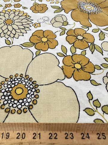 FAT QUARTER Vintage Fabric 1970s Sheridan? Cotton Blend Sheeting Retro Flowers on White 50cm x 50cm