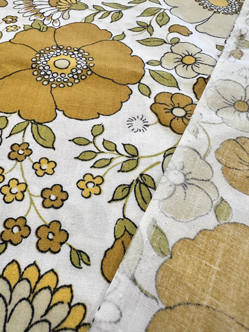 FAT QUARTER Vintage Fabric 1970s Sheridan? Cotton Blend Sheeting Retro Flowers on White 50cm x 50cm