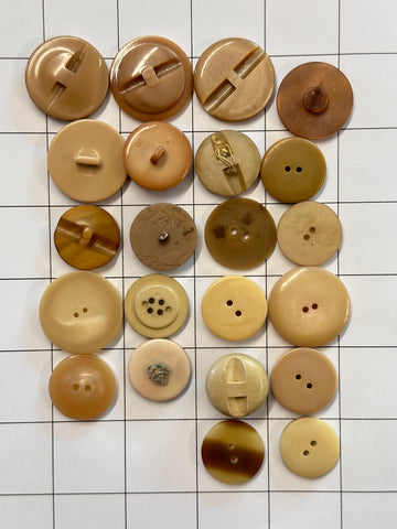20 x MEDIUM BROWN BUTTONS: Bulk Curated Vintage Modern 20mm-29mm Mixed Shades Sizes Materials