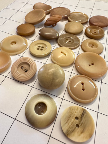20 x MEDIUM BROWN BUTTONS: Bulk Curated Vintage Modern 20mm-29mm Mixed Shades Sizes Materials