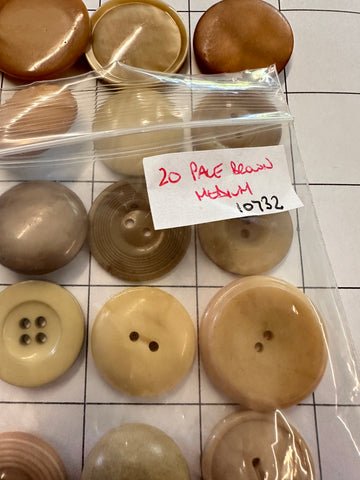 20 x MEDIUM BROWN BUTTONS: Bulk Curated Vintage Modern 20mm-29mm Mixed Shades Sizes Materials