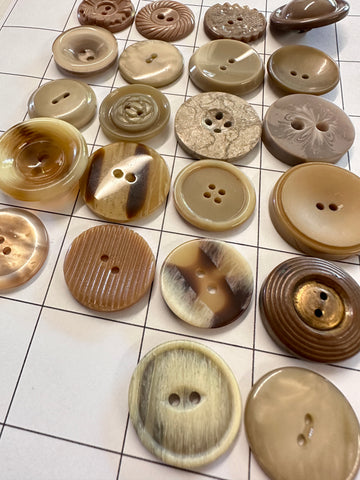 20 x MEDIUM BROWN BUTTONS: Bulk Curated Vintage Modern 20mm-29mm Mixed Shades Sizes Materials