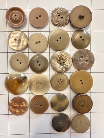 20 x MEDIUM BROWN BUTTONS: Bulk Curated Vintage Modern 20mm-29mm Mixed Shades Sizes Materials