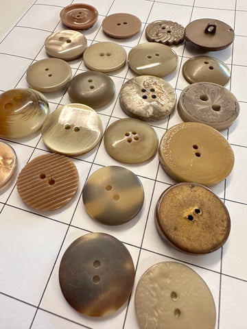 20 x MEDIUM BROWN BUTTONS: Bulk Curated Vintage Modern 20mm-29mm Mixed Shades Sizes Materials