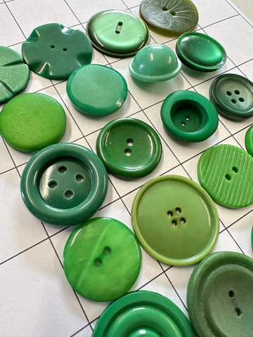 20 x MEDIUM GREEN BUTTONS: Bulk Curated Vintage Modern 20mm-29mm Mixed Shades Sizes Materials