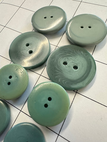 FIVE PAIRS x MEDIUM GREEN BUTTONS: Bulk Curated Vintage Modern 20mm-29mm Mixed Shades Sizes Materials