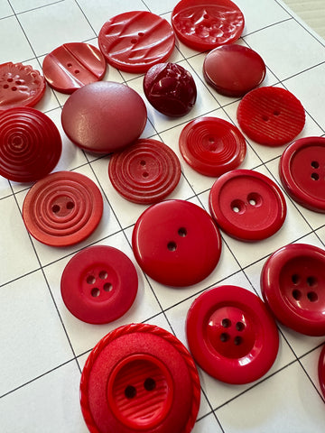 20 x MEDIUM RED BUTTONS: Bulk Curated Vintage Modern 20mm-29mm Mixed Shades Sizes Materials