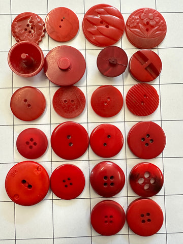 20 x MEDIUM RED BUTTONS: Bulk Curated Vintage Modern 20mm-29mm Mixed Shades Sizes Materials