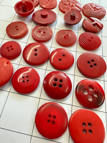 20 x MEDIUM RED BUTTONS: Bulk Curated Vintage Modern 20mm-29mm Mixed Shades Sizes Materials
