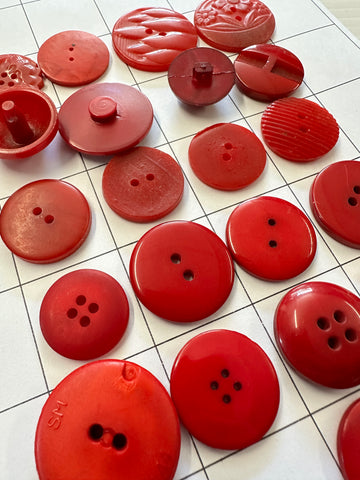 20 x MEDIUM RED BUTTONS: Bulk Curated Vintage Modern 20mm-29mm Mixed Shades Sizes Materials