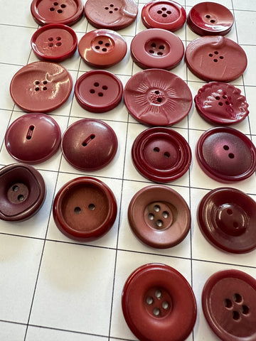 20 x MEDIUM RED BUTTONS: Bulk Curated Vintage Modern 20mm-29mm Mixed Shades Sizes Materials