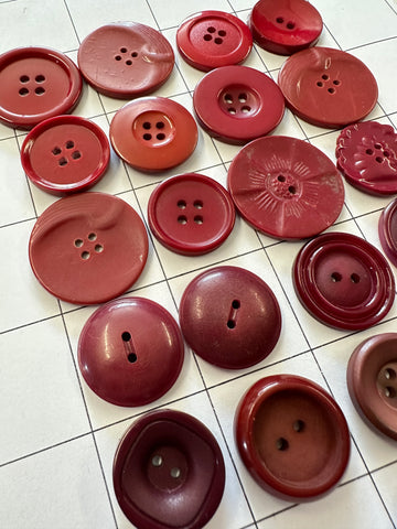 20 x MEDIUM RED BUTTONS: Bulk Curated Vintage Modern 20mm-29mm Mixed Shades Sizes Materials