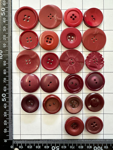 20 x MEDIUM RED BUTTONS: Bulk Curated Vintage Modern 20mm-29mm Mixed Shades Sizes Materials