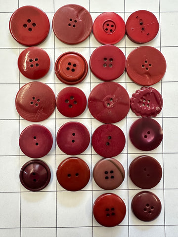 20 x MEDIUM RED BUTTONS: Bulk Curated Vintage Modern 20mm-29mm Mixed Shades Sizes Materials
