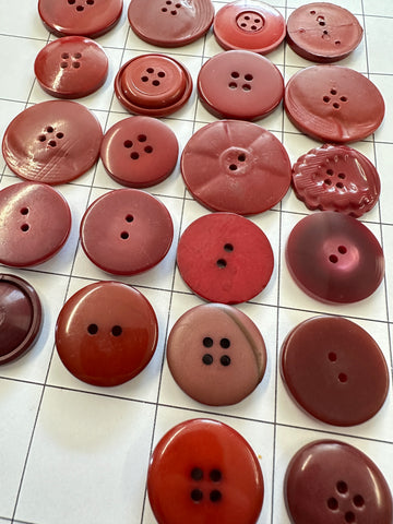 20 x MEDIUM RED BUTTONS: Bulk Curated Vintage Modern 20mm-29mm Mixed Shades Sizes Materials