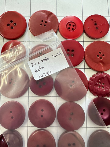 20 x MEDIUM RED BUTTONS: Bulk Curated Vintage Modern 20mm-29mm Mixed Shades Sizes Materials