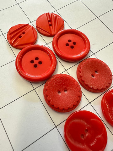 FIVE PAIRS x MEDIUM RED BUTTONS: Bulk Curated Vintage Modern 20mm-29mm Mixed Shades Sizes Materials