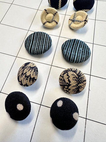 FIVE PAIRS x SMALL PATTEREND BLUE FABRIC COVERED BUTTONS: Bulk Curated Vintage Modern Mixed Shades Sizes