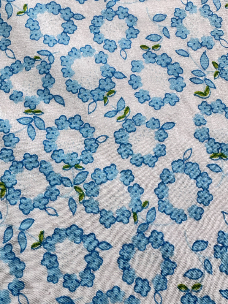 SINGLE FAT QUARTER: Vintage Fabric Light Weight Cotton w / Blue Flowers 44cm x 50cm