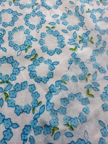 SINGLE FAT QUARTER: Vintage Fabric Light Weight Cotton w / Blue Flowers 44cm x 50cm