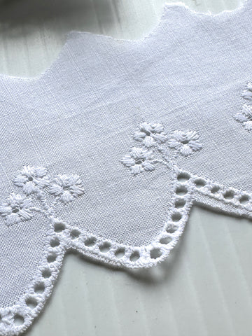 1.5m LEFT: Vintage? Modern? Sweet Buds Scalloped Eyelet Trim 52mm Wide