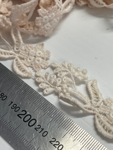 3.5m LEFT: Pale blush vintage 1960s? cotton lace trim 2.8cm wide