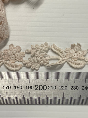 4.5m LEFT: Pale blush vintage 1960s? cotton lace trim 2.8cm wide