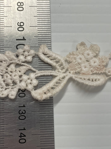 4.5m LEFT: Pale blush vintage 1960s? cotton lace trim 2.8cm wide