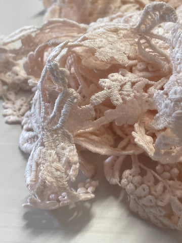 3.5m LEFT: Pale blush vintage 1960s? cotton lace trim 2.8cm wide