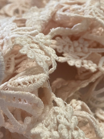 4.5m LEFT: Pale blush vintage 1960s? cotton lace trim 2.8cm wide