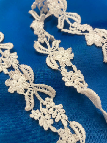 4.5m LEFT: Pale blush vintage 1960s? cotton lace trim 2.8cm wide