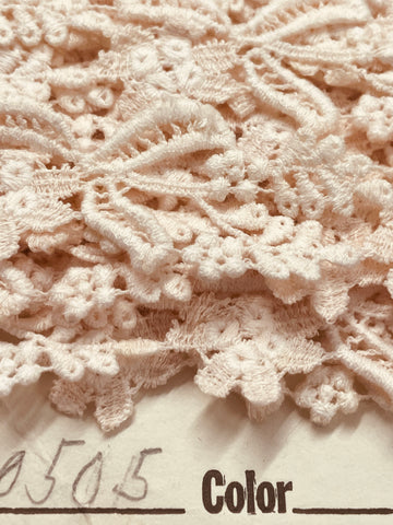 4.5m LEFT: Pale blush vintage 1960s? cotton lace trim 2.8cm wide
