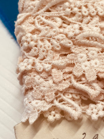 4.5m LEFT: Pale blush vintage 1960s? cotton lace trim 2.8cm wide