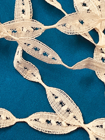 Very Fine Long Ovals Off-White Vintage 1960s? Cotton Lace Trim 10mm Wide